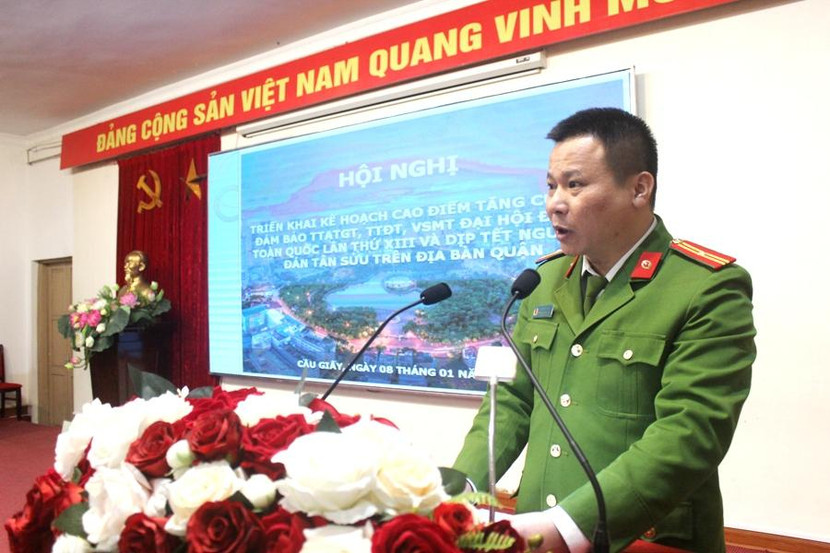Thiếu tá Lê Thế Tùng, Phó trưởng CAQ Cầu Giấy thay mặt Ban chỉ huy CAQ báo cáo, nêu quyết tâm thực hiện hiệu quả cao điểm đảm bảo TTATGT, TTĐT...