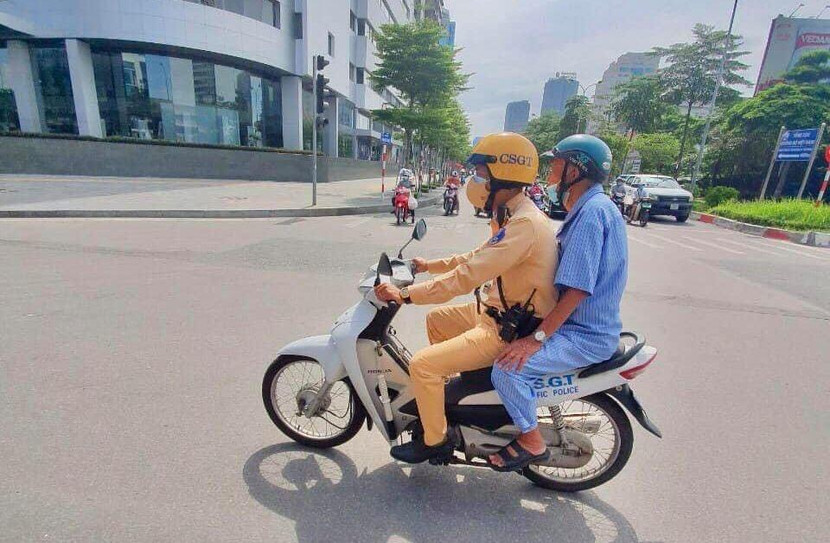 CSGT đưa ông cụ về gia đình