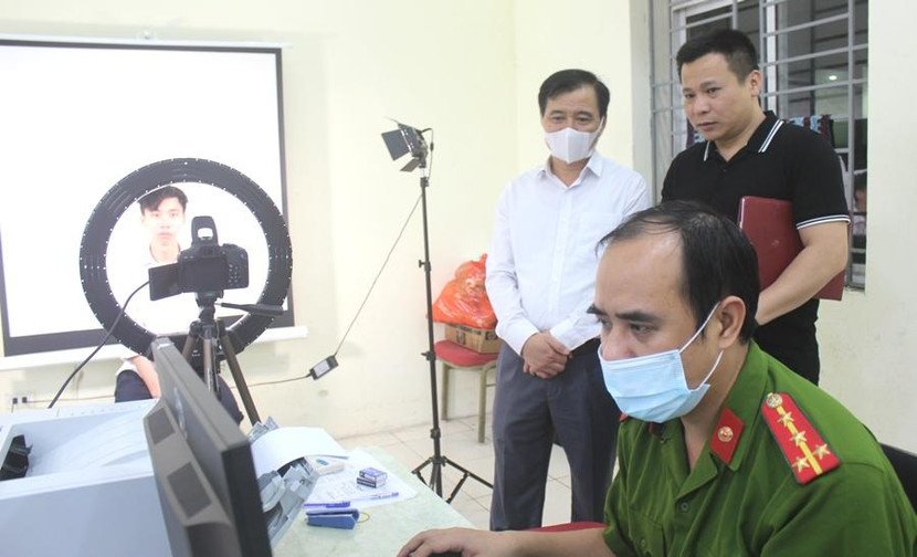 Các dữ liệu, hình ảnh được lưu trữ và cập nhật liên tục trong hệ thống máy móc phục vụ cấp căn cước công dân gắn chíp nhanh nhất, an toàn nhất...