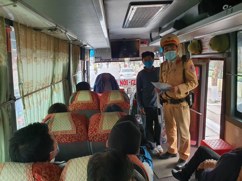 Lực lượng CSGT kiểm tra đảm bảo ATGT, phòng, chống Covid-19