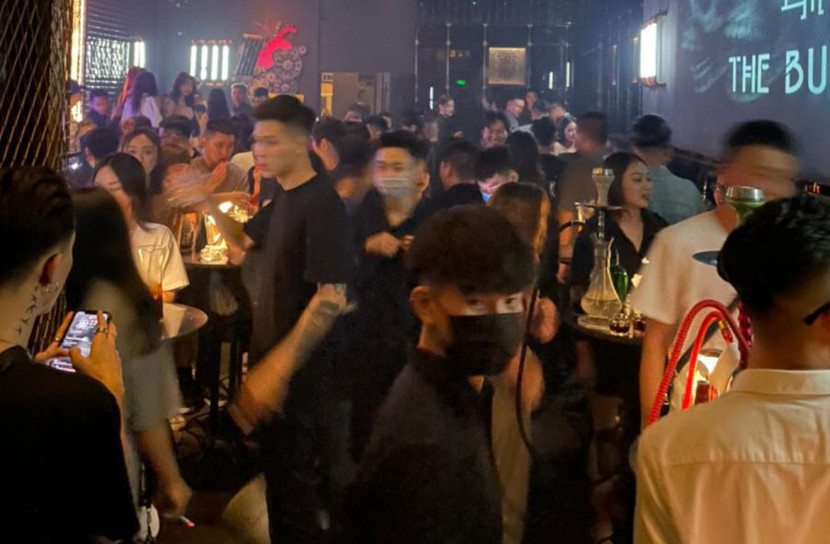 Có khoảng hơn 100 người vẫn vui chơi trong quán bar khi đã quá giờ quy định