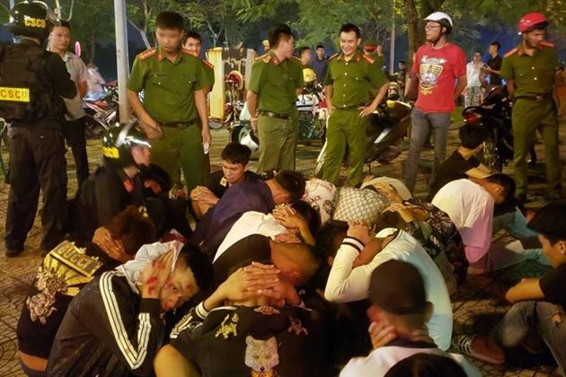 Hầu hết các đối tượng tham gia đua xe, cổ vũ đua xe trái phép đều còn rất trẻ Hầu hết các đối tượng tham gia đua xe, cổ vũ đua xe trái phép đều còn rất trẻ