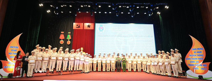 Đại tá Trần Ngọc Dương, Phó Giám đốc CATP Hà Nội cùng đại diện Đoàn Thanh niên Bộ Công an trao tặng các chi đoàn xuất sắc tiêu biểu