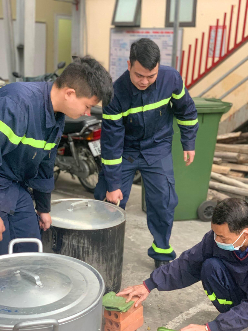 Để luộc hàng trăm chiếc bánh chưng, CBCS của đơn vị phải sử dụng nhiều xoong nồi loại lớn