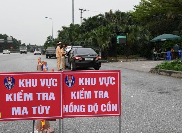 Biển cảnh báo được đặt từ xa để đảm bảo an toàn cho các lái xe khi thực hiện kiểm tra