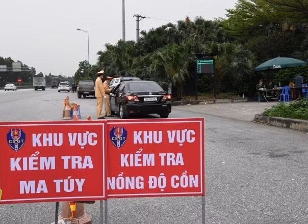 Biển cảnh báo được đặt từ xa để đảm bảo an toàn cho các lái xe khi thực hiện kiểm tra