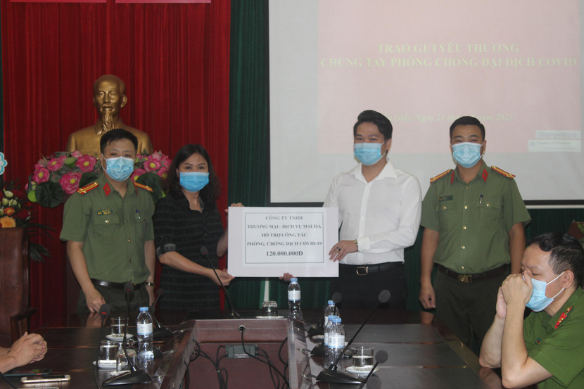 Những tấm lòng thiện nguyện trao tặng phần quà vô cùng ý nghĩa trong bối cảnh mùa dịch đang căng thẳng Những tấm lòng thiện nguyện trao tặng phần quà vô cùng ý nghĩa trong bối cảnh mùa dịch đang căng thẳng