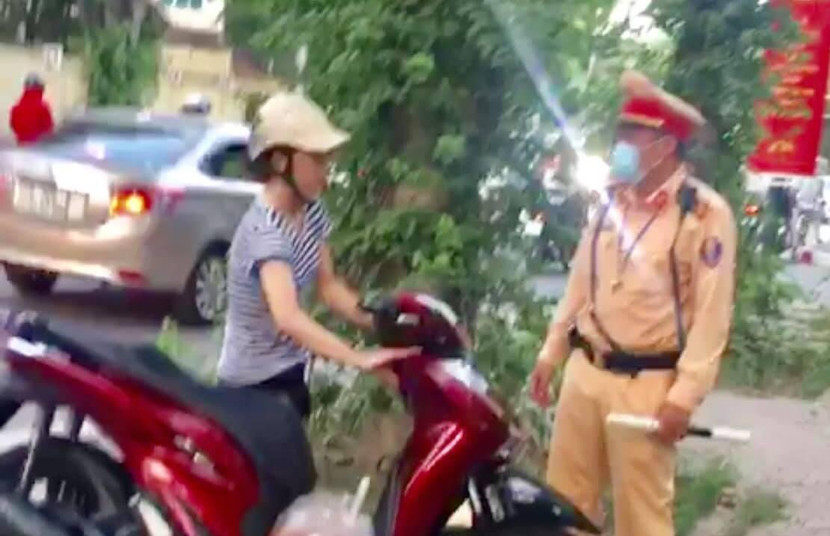 CSGT tuyên truyền nhắc nhở cũng như xử lý nghiêm những trường hợp vi phạm về phòng, chống dịch Covid-19