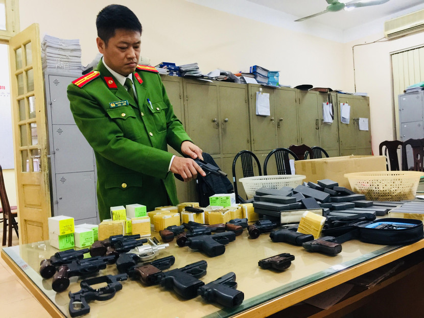 Hàng trăm khẩu súng bắn đạn hơi cay, đạn cao su được người dân giao nộp CAP Yên Hòa Hàng trăm khẩu súng bắn đạn hơi cay, đạn cao su được người dân giao nộp CAP Yên Hòa