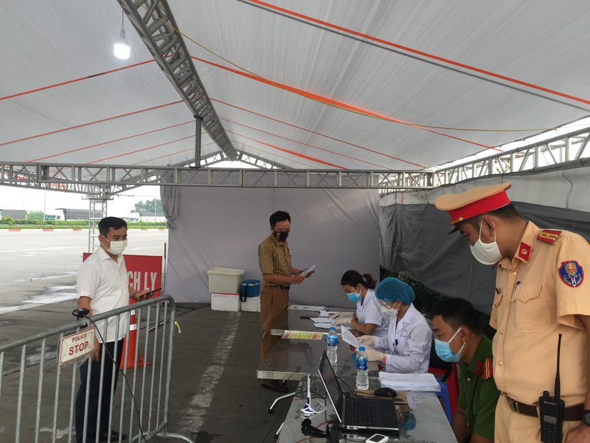 Các camera được sử dụng để quét mã QR, đồng thời người dân có thể đưa tài liệu, giấy tờ lên camera để cán bộ chốt kiểm tra khi có yêu cầu Các camera được sử dụng để quét mã QR, đồng thời người dân có thể đưa tài liệu, giấy tờ lên camera để cán bộ chốt kiểm tra khi có yêu cầu