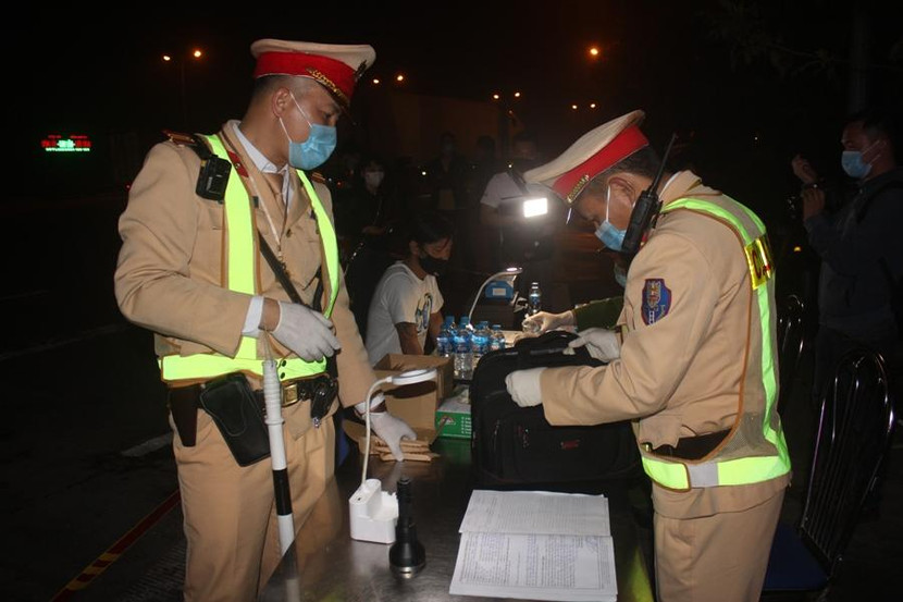 Cục CSGT triển khai kiểm tra trên cao tốc Pháp Vân - Cầu Giẽ nhằm chủ động phòng ngừa, phát hiện, ngăn chặn và xử lý nghiêm hành vi vi phạm của người điều khiển xe mà trong cơ thể có chất ma túy, vi phạm nồng độ cồn Cục CSGT triển khai kiểm tra trên cao tốc Pháp Vân - Cầu Giẽ nhằm chủ động phòng ngừa, phát hiện, ngăn chặn và xử lý nghiêm hành vi vi phạm của người điều khiển xe mà trong cơ thể có chất ma túy, vi phạm nồng độ cồn