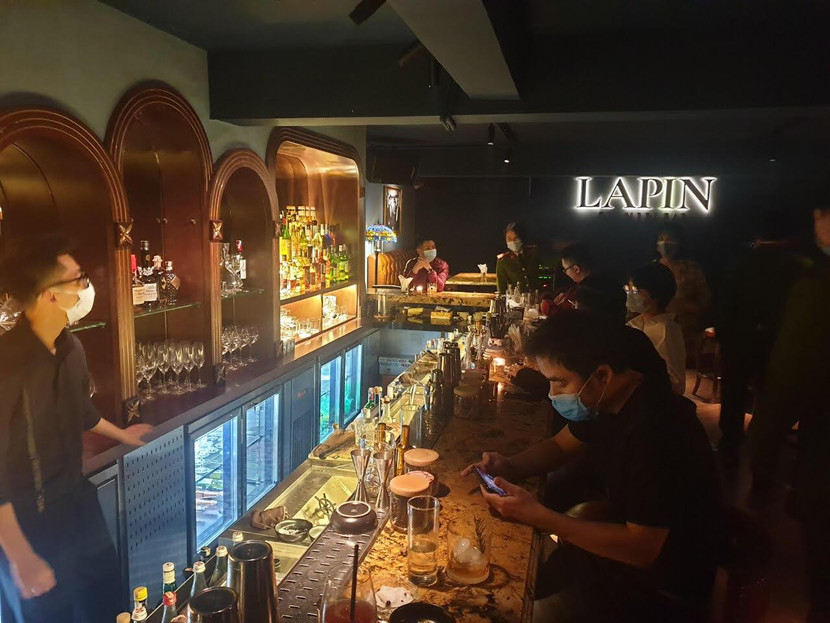 Đội Cảnh sát Quản lý hành chính về TTXH CAQ Hoàn Kiếm cùng CAP Hàng Trống phát hiện quả tang quán cà phê ca nhạc vi phạm quy định về phòng, chống dịch Covid-19 Đội Cảnh sát Quản lý hành chính về TTXH CAQ Hoàn Kiếm cùng CAP Hàng Trống phát hiện quả tang quán cà phê ca nhạc vi phạm quy định về phòng, chống dịch Covid-19