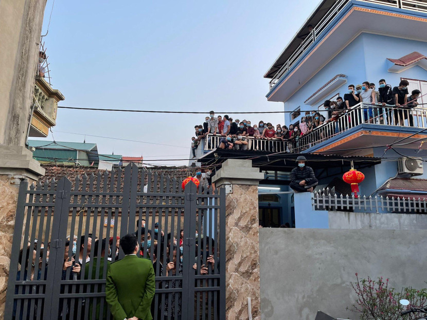 Hàng trăm người dân xung quanh địa điểm đánh bạc hiếu kỳ xem lực lượng Công an bắt giữ các đối tượng vi phạm