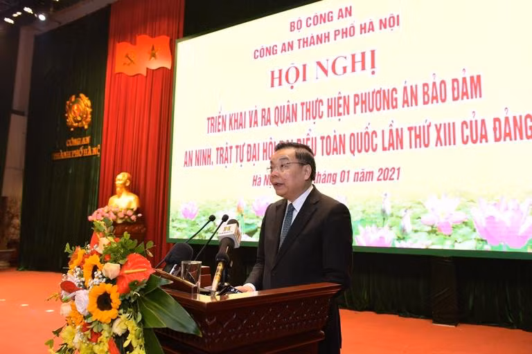 Đồng chí Chu Ngọc Anh, Chủ tịch UBND TP Hà Nội phát biểu giao nhiệm vụ cho CATP Hà Nội tại lễ ra quân bảo vệ ANTT Đại hội Đảng lần thứ XIII