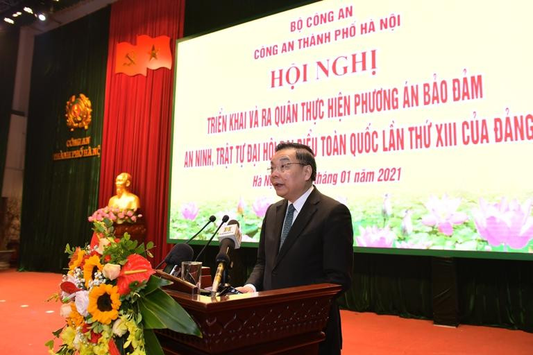 Đồng chí Chu Ngọc Anh, Chủ tịch UBND TP Hà Nội phát biểu giao nhiệm vụ cho CATP Hà Nội tại lễ ra quân bảo vệ ANTT Đại hội Đảng lần thứ XIII