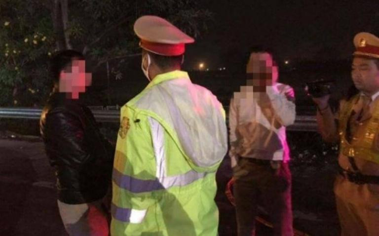 CSGT kiểm tra lái xe vi phạm