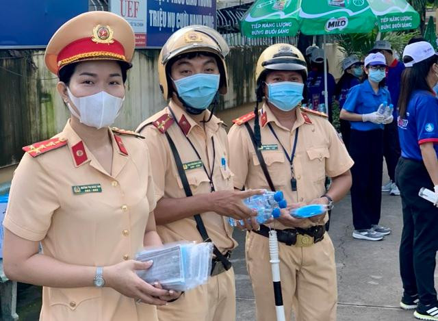 Không chỉ phân luồng, đảm bảo ATGT, lực lượng CSGT Thủ đô còn tham gia hỗ trợ các thí sinh, phòng, chống hiệu quả dịch Covid-19