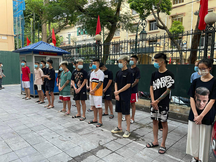 Các trường hợp vi phạm đã bị CAQ Hoàn Kiếm đưa về trụ sở lập biên bản xử lý nghiêm