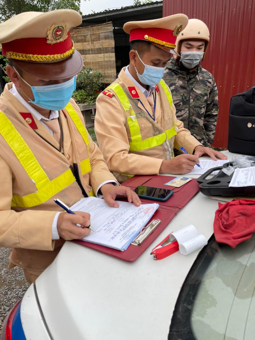 Chỉ trong buổi trưa làm nhiệm vụ, tổ công tác đã phát hiện và xử phạt 4 trường hợp vi phạm nồng độ cồn