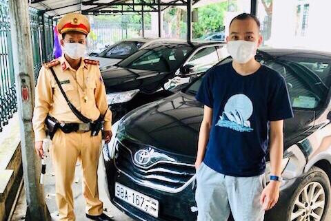 Ngoài đảm bảo TTATGT, CSGT còn đấu tranh phòng ngừa các hành vi vi phạm pháp luật trên tuyến, địa bàn Ngoài đảm bảo TTATGT, CSGT còn đấu tranh phòng ngừa các hành vi vi phạm pháp luật trên tuyến, địa bàn