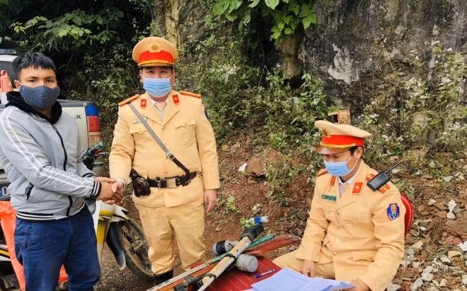 Người dân tự nguyên giao nộp số vũ khí tự chế cho CSGT