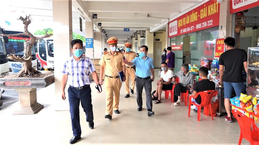 Chỉ huy Đội CSGT số 14 phối hợp với Ban quản lý bến xe Giáp Bát tuyên truyền, đảm bảo ATGT cho xe khách ngay từ khi chưa xuất bến Chỉ huy Đội CSGT số 14 phối hợp với Ban quản lý bến xe Giáp Bát tuyên truyền, đảm bảo ATGT cho xe khách ngay từ khi chưa xuất bến