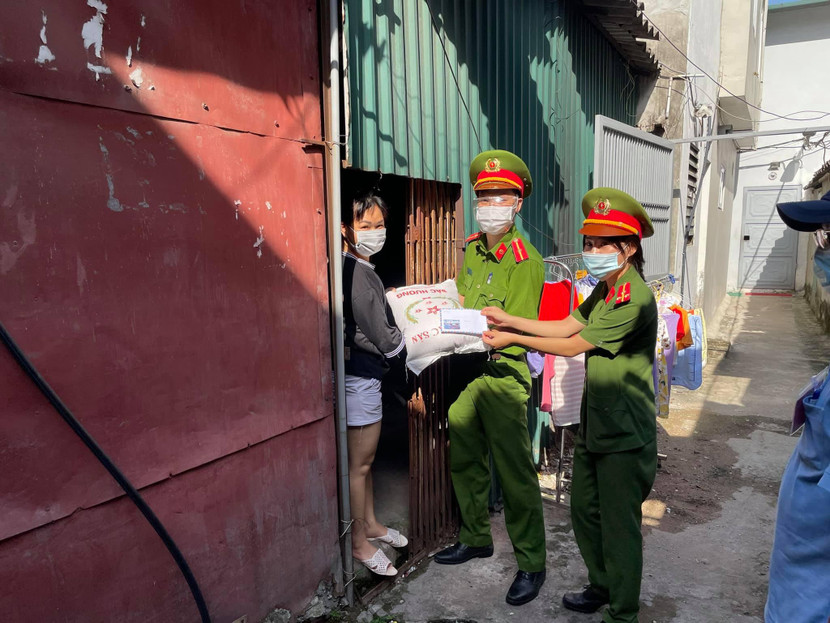 Cùng với việc phòng, chống dịch, Công an các đơn vị còn tặng quà cho những người dân có hoàn cảnh khó khăn, người lao động nghèo trên địa bàn