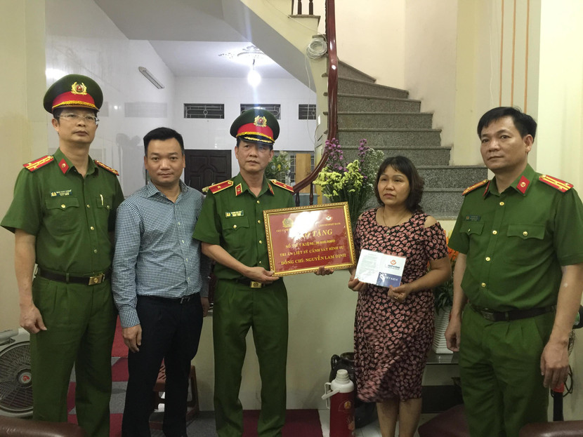 Thiếu tướng Hoàng Văn Vĩnh, Cục phó Cục CSHS và đại diện Phòng CSHS, CATP Hà Nội, ngân hàng đã trao quà, sổ tiết kiệm cho thân nhân gia đình liệt sỹ Nguyễn Lan Định Thiếu tướng Hoàng Văn Vĩnh, Cục phó Cục CSHS và đại diện Phòng CSHS, CATP Hà Nội, ngân hàng đã trao quà, sổ tiết kiệm cho thân nhân gia đình liệt sỹ Nguyễn Lan Định