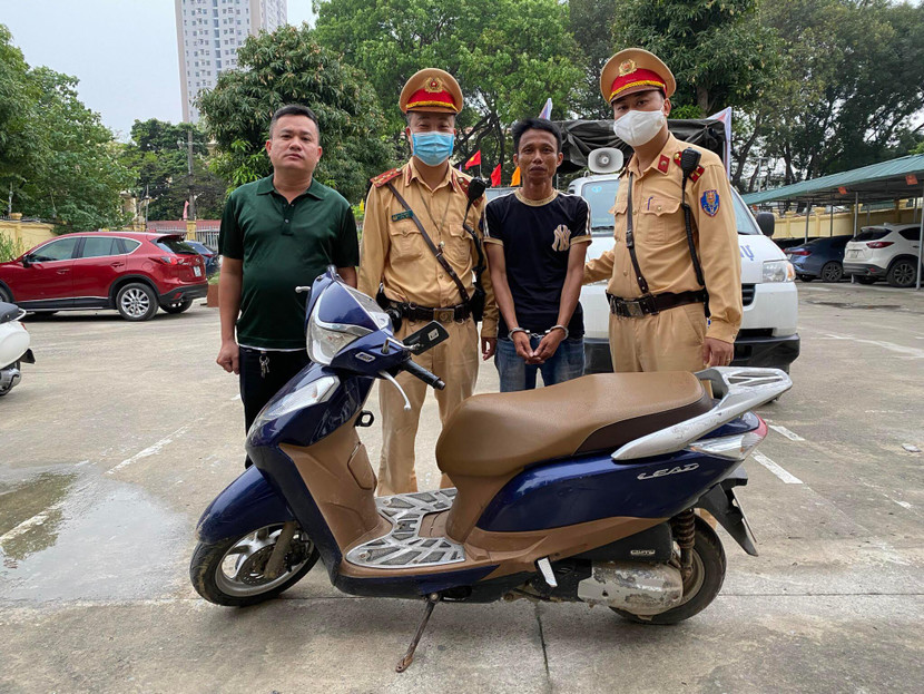 Tổ công tác của Đội CSGT số 14 phát hiện, bắt giữ đối tượng trộm cắp xe máy ở Thanh Hóa Tổ công tác của Đội CSGT số 14 phát hiện, bắt giữ đối tượng trộm cắp xe máy ở Thanh Hóa