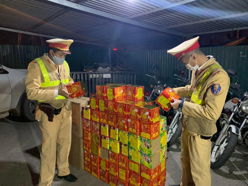 Hàng trăm hộp pháo hoa được đối tượng vận chuyển từ Cao Bằng qua Hà Nội đã bị CSGT phát hiện