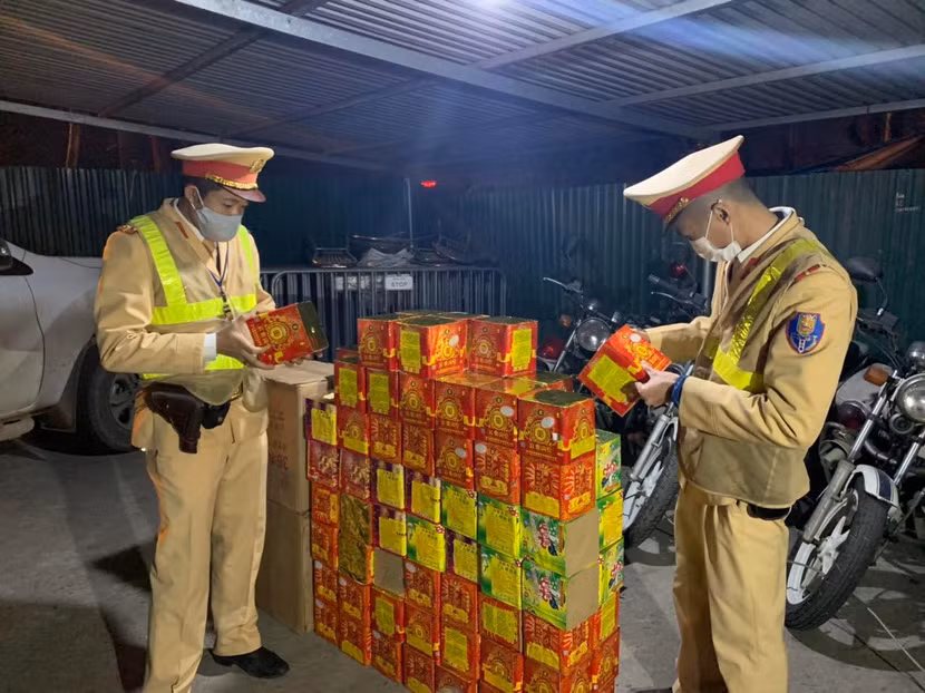 Hàng trăm hộp pháo hoa được đối tượng vận chuyển từ Cao Bằng qua Hà Nội đã bị CSGT phát hiện