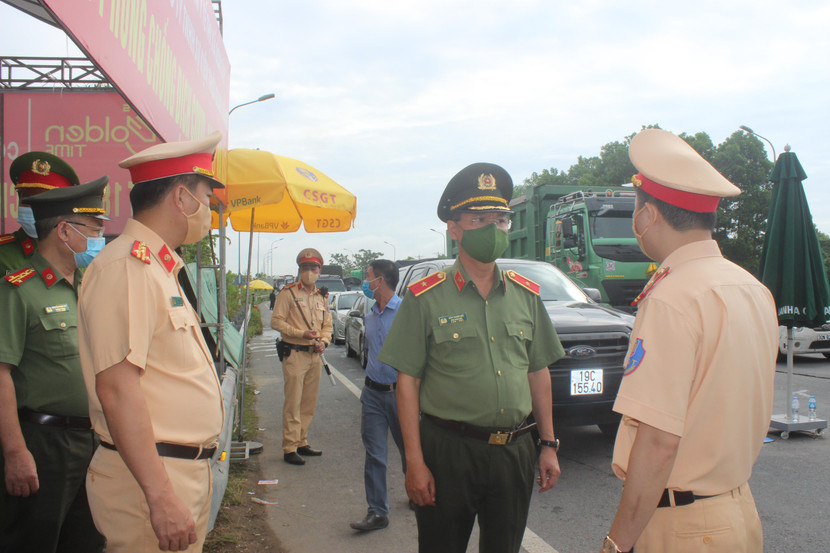 Thiếu tướng Đào Thanh Hải, Phó Giám đốc CATP Hà Nội lắng nghe chỉ huy Đội CSGT số 3, Phòng CSGT báo cáo công tác kiểm soát phương tiện, phòng chống dịch Covid-19 tại đầu cầu Vĩnh Thịnh Thiếu tướng Đào Thanh Hải, Phó Giám đốc CATP Hà Nội lắng nghe chỉ huy Đội CSGT số 3, Phòng CSGT báo cáo công tác kiểm soát phương tiện, phòng chống dịch Covid-19 tại đầu cầu Vĩnh Thịnh