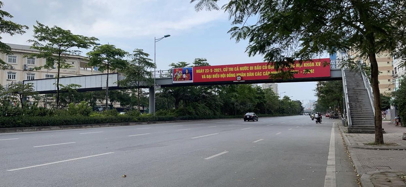 Tuyến đường Võ Chí Công hướng về cầu Nhật Tân sang Đông Anh vắng vẻ người và phương tiện. Thời điểm ghi nhận cùa PV là khoảng 15h chiều 3/5
