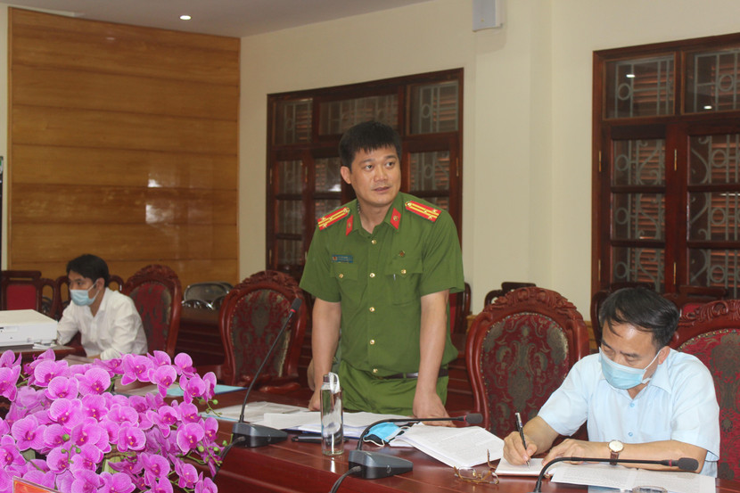 Trưởng CAH Mỹ Đức báo cáo các phương án đảm bảo tuyêt đối ANCT, TTATXH trên địa bàn phục vụ bầu cử Trưởng CAH Mỹ Đức báo cáo các phương án đảm bảo tuyêt đối ANCT, TTATXH trên địa bàn phục vụ bầu cử