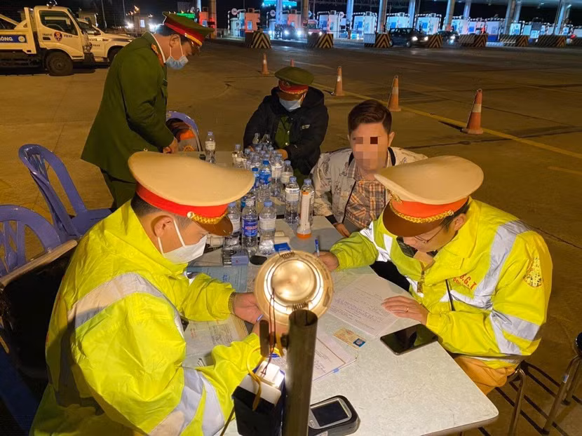 Nhiều lái xe vi phạm nồng độ cồn, ma túy bị CSGT phát hiện xử lý