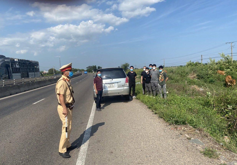 Cảnh sát giao thông phát hiện vụ 6 người Trung Quốc nhập cảnh trái phép đang tìm cách về Hà Nội ảnh 1