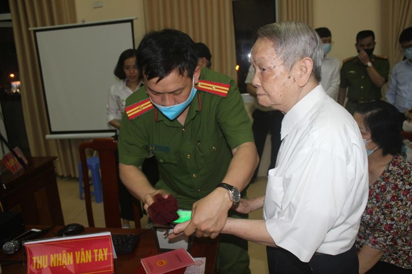 Những người cao tuổi ... cũng nằm trong diện được CBCS tận tình ưu tiên làm thủ tục trước