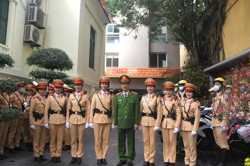 Thứ trưởng Nguyễn Duy Ngọc chụp ảnh lưu niệm với các nữ CSGT tiêu biểu làm nhiệm vụ trong Đại hội Đảng toàn quốc lần thứ XIII vừa qua Thứ trưởng Nguyễn Duy Ngọc chụp ảnh lưu niệm với các nữ CSGT tiêu biểu làm nhiệm vụ trong Đại hội Đảng toàn quốc lần thứ XIII vừa qua