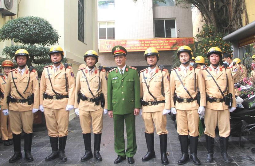 Thứ trưởng Nguyễn Duy Ngọc chụp ảnh lưu niệm với đại diện các nam CSGT đón, dẫn đoàn tiêu biểu Thứ trưởng Nguyễn Duy Ngọc chụp ảnh lưu niệm với đại diện các nam CSGT đón, dẫn đoàn tiêu biểu