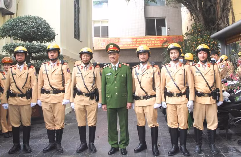 Thứ trưởng Nguyễn Duy Ngọc chụp ảnh lưu niệm với đại diện các nam CSGT đón, dẫn đoàn tiêu biểu