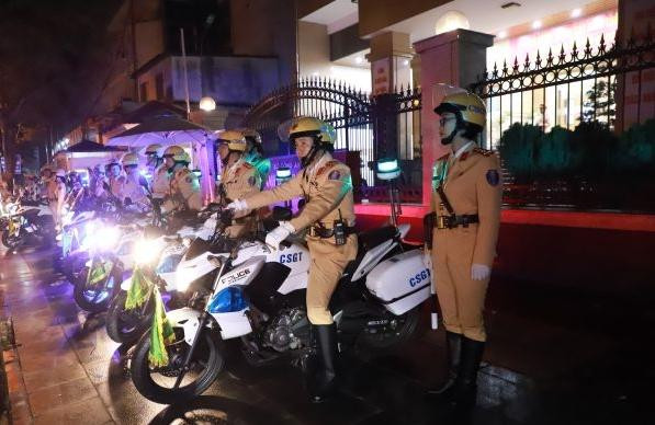 Ngay từ 5h sáng, các kíp dẫn đã có mặt tại địa điểm làm nhiệm vụ đón dẫn đoàn đại biểu Ngay từ 5h sáng, các kíp dẫn đã có mặt tại địa điểm làm nhiệm vụ đón dẫn đoàn đại biểu