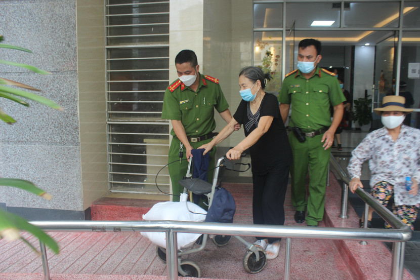 CBCS CAP Trung Hòa và Hội Phụ nữ, Đoàn Thanh niên của CAQ Cầu Giấy trao quà cho các hộ dân