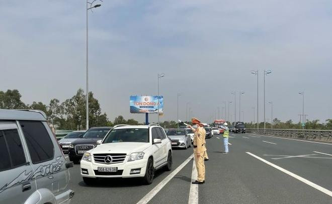 Lực lượng CSGT phân luồng tại các tuyến đường cửa ngõ ra vào thành phố sau Tết Lực lượng CSGT phân luồng tại các tuyến đường cửa ngõ ra vào thành phố sau Tết