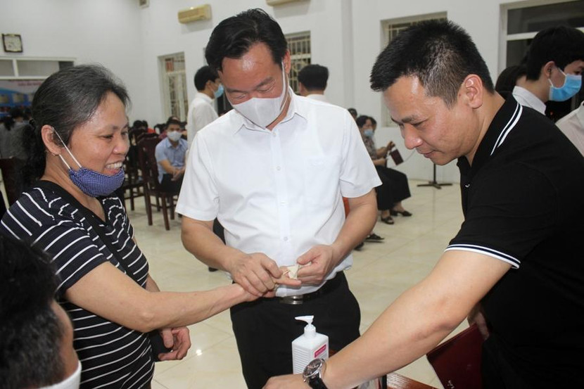 Đồng chí Bùi Tuấn Anh, Chủ tịch UBND quận Cầu Giấy phục vụ nhân dân lấy mẫu vân tay đối với những trường hợp khó, đảm bảo chính xác nhất, nhanh nhất, hiệu quả nhất