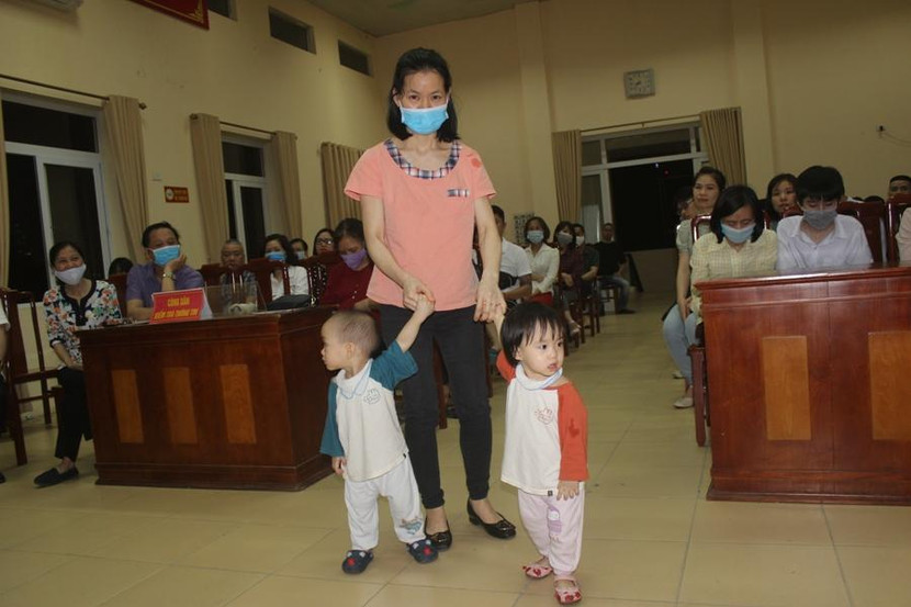 Ngay từ chiều tối, nhiều người dân đã tranh thủ thời gian tập trung đông đủ tại nhà văn hóa phường Nghĩa Tân để làm căn cước công dân gắn chíp. Những phụ nữ có con nhỏ hay mang thai... được ưu tiên làm thủ tục trước