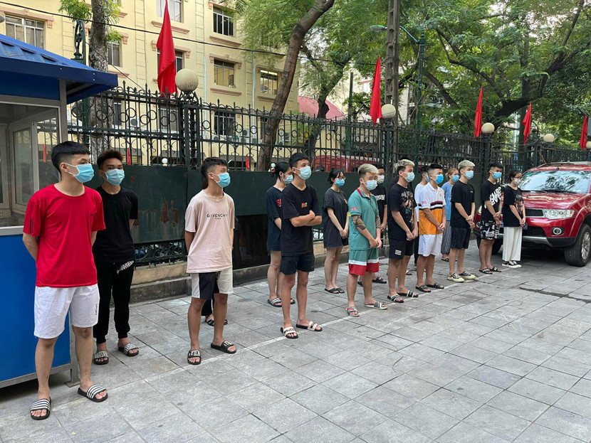 Nhiều trường hợp vi phạm quy định về phòng, chống dịch, gây rối trật tự công cộng đã bị CAQ Hoàn Kiếm xử lý nghiêm khắc