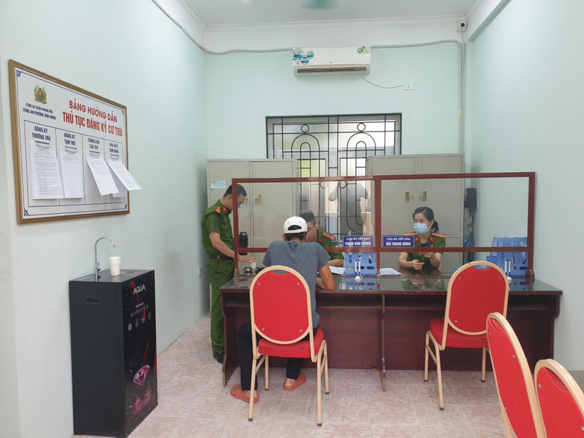 Nhiều người dân tạm trú giờ đã dễ dàng nhập hộ khẩu bởi những quy định nhân văn, thuận lợi trong Luật Cư trú mà Bộ Công an đã xây dựng phục vụ nhân dân tốt nhất Nhiều người dân tạm trú giờ đã dễ dàng nhập hộ khẩu bởi những quy định nhân văn, thuận lợi trong Luật Cư trú mà Bộ Công an đã xây dựng phục vụ nhân dân tốt nhất