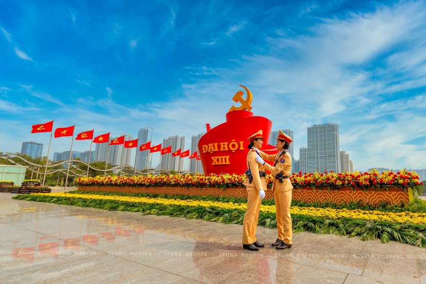 Trước mỗi ca làm nhiệm vụ, các nữ CSGT đều đến rất sớm, chuẩn bị đầy đủ các điều kiên thực hiện nhiệm vụ tốt nhất Trước mỗi ca làm nhiệm vụ, các nữ CSGT đều đến rất sớm, chuẩn bị đầy đủ các điều kiên thực hiện nhiệm vụ tốt nhất