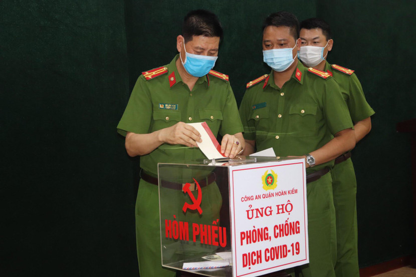 Chỉ huy và CBCS - CAQ Hoàn Kiếm góp sức cùng nhân dân chiến thắng dịch Covid-19 Chỉ huy và CBCS - CAQ Hoàn Kiếm góp sức cùng nhân dân chiến thắng dịch Covid-19