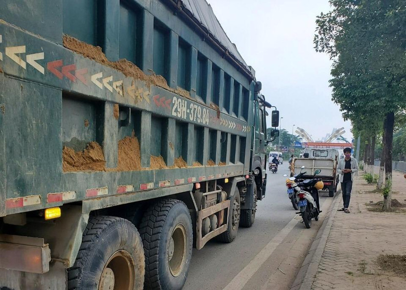 Những chiếc xe chở vật liệu xây dựng rơi vãi gây ô nhiễm môi trường đã bị CSGT dừng xe kiểm tra xử lý